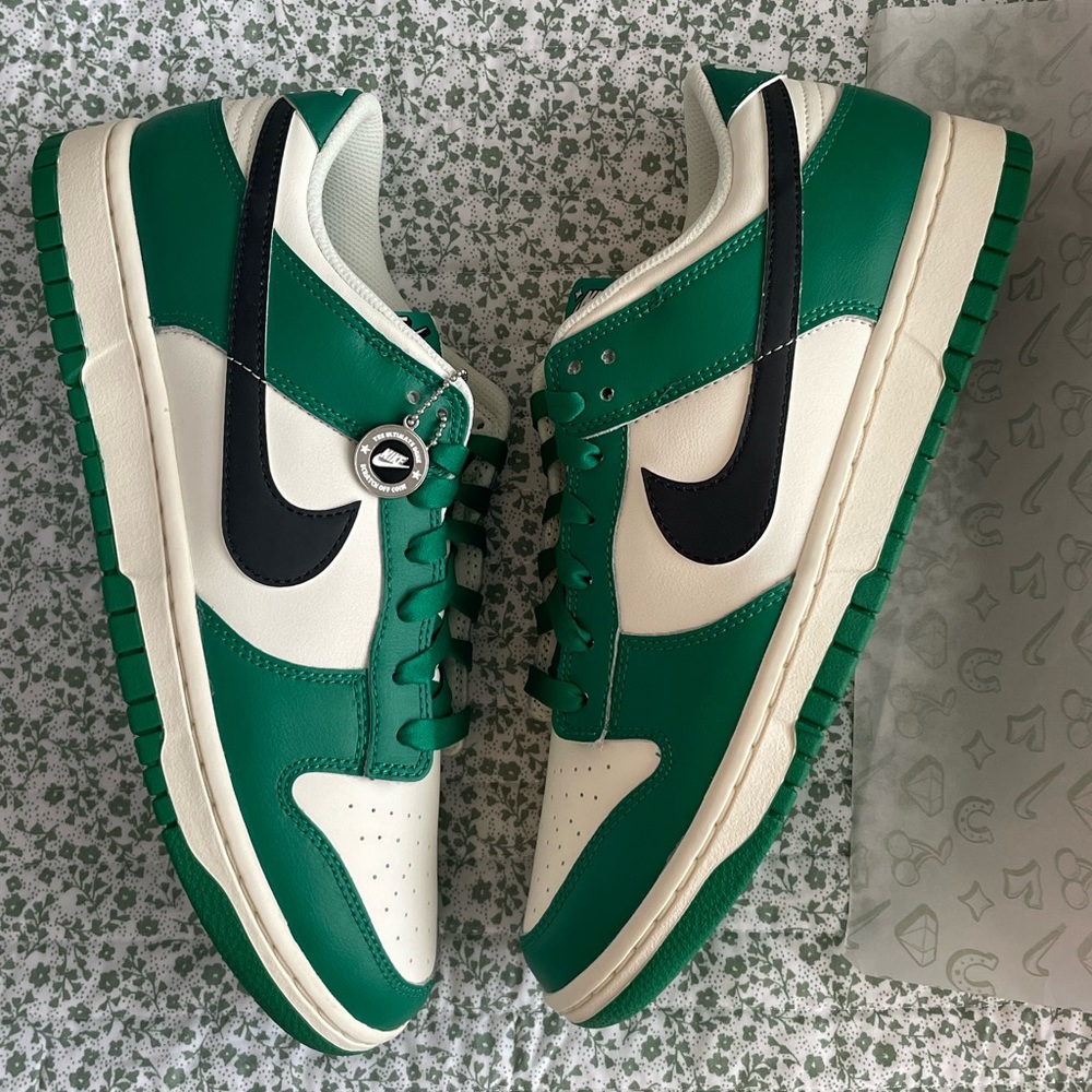 NIKE DUNK LOW RETRO SE MALACHITE GREEN